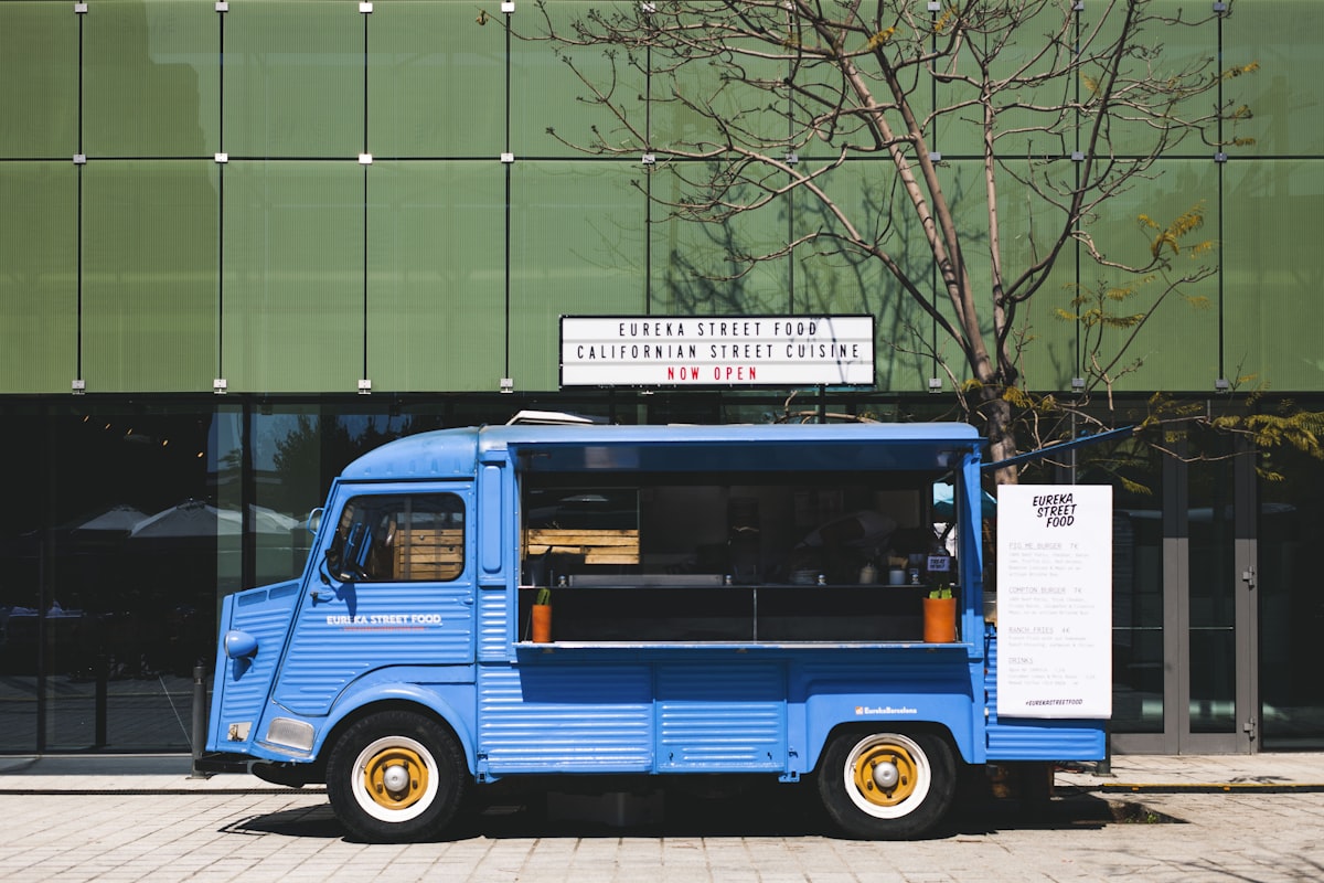 Food truck stationné devant un immeuble de bureaux